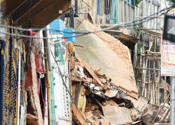 কলকাতায় বাড়ি ভেঙে আহত ৩