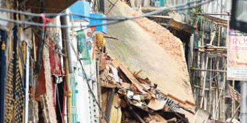 কলকাতায় বাড়ি ভেঙে আহত ৩