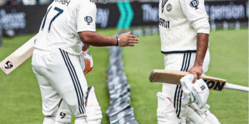 ভাঙা পায়েই ব্যাট করতে নেমে পড়লেন, পন্থের সাহসিকতায় মুগ্ধ ক্রিকেট-বিশ্ব