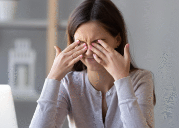 সারাক্ষণ এসিতে থাকলে হতে পারে কোন রোগ? সাবধান হন উপসর্গ দেখে