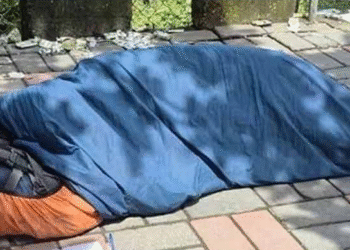 বেতন না পেয়ে ফুটপাতে অবস্থান কর্মীর, ফের বিতর্কে টিসিএস