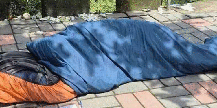 বেতন না পেয়ে ফুটপাতে অবস্থান কর্মীর, ফের বিতর্কে টিসিএস