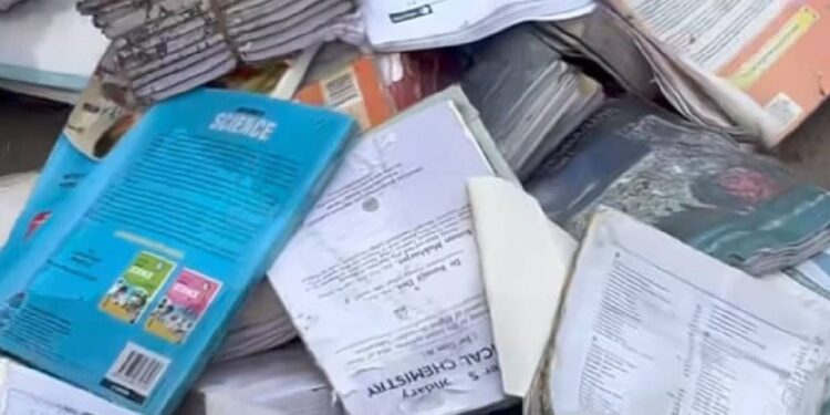 বৃষ্টিতে কলেজ স্ট্রিট বইপাড়াও বিপর্যস্ত, লোকসান কোটি কোটি টাকা, মাথায় হাত বই বিক্রেতাদের