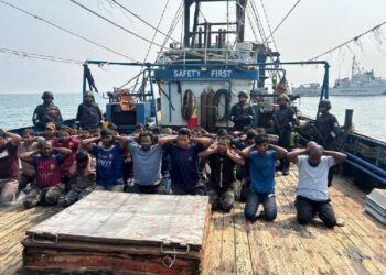 ১৩ বাংলাদেশি মৎস্যজীবীকে আটক করল ভারতীয় উপকূলরক্ষী বাহিনী