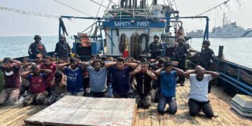 ১৩ বাংলাদেশি মৎস্যজীবীকে আটক করল ভারতীয় উপকূলরক্ষী বাহিনী