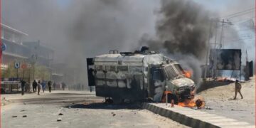 রাজ্যের মর্যাদার দাবিতে বিক্ষোভে উত্তপ্ত লাদাখ, পুলিশের গাড়ি জ্বালিয়ে দিলেন বিক্ষোভকারীরা