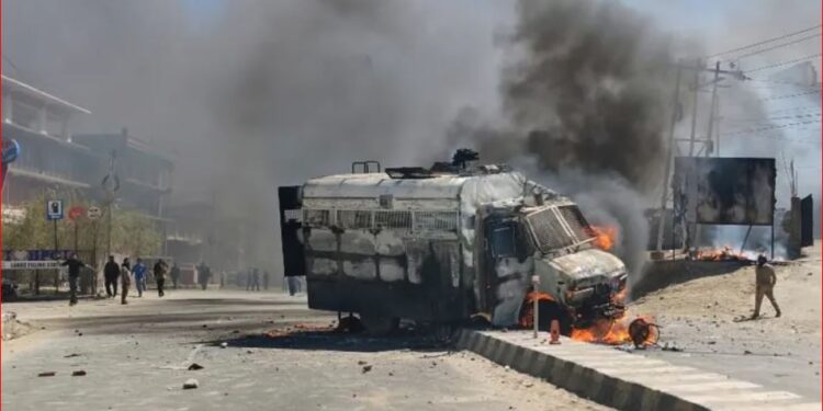 রাজ্যের মর্যাদার দাবিতে বিক্ষোভে উত্তপ্ত লাদাখ, পুলিশের গাড়ি জ্বালিয়ে দিলেন বিক্ষোভকারীরা