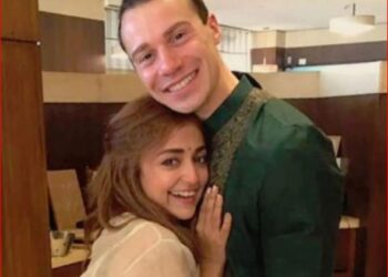 বিয়ে ভাঙছে মোনালি ঠাকুরের! গায়িকার সোশ্যাল মিডিয়া পোস্টে বাড়ছে জল্পনা