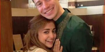 বিয়ে ভাঙছে মোনালি ঠাকুরের! গায়িকার সোশ্যাল মিডিয়া পোস্টে বাড়ছে জল্পনা