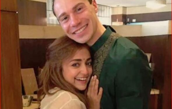 বিয়ে ভাঙছে মোনালি ঠাকুরের! গায়িকার সোশ্যাল মিডিয়া পোস্টে বাড়ছে জল্পনা