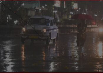 একরাতের বৃষ্টিতে পণ্ড হতে বসেছে দুর্গাপুজোর শেষ মুহূর্তের বাজার