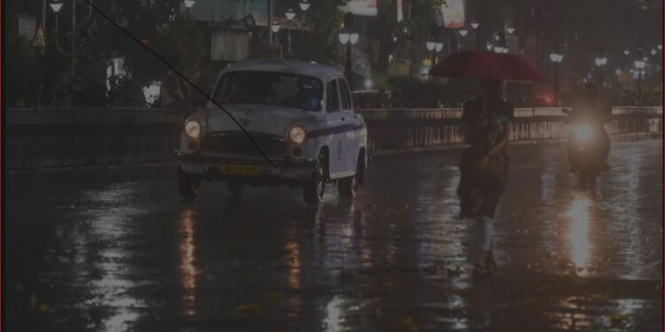 একরাতের বৃষ্টিতে পণ্ড হতে বসেছে দুর্গাপুজোর শেষ মুহূর্তের বাজার