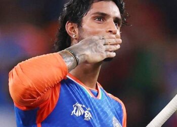 সহজ ম্যাচ কঠিন করে পাকিস্তানকে হারানোর হ্যাটট্রিক ভারতের! চ্যাম্পিয়ন হয়েও প্রতিবাদস্বরূপ ট্রফি নিলেন না সূর্যকুমাররা