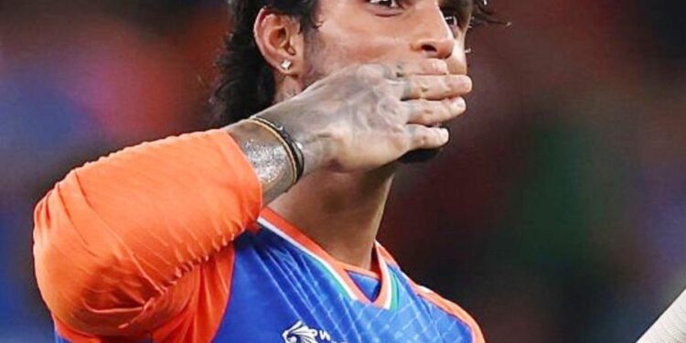 সহজ ম্যাচ কঠিন করে পাকিস্তানকে হারানোর হ্যাটট্রিক ভারতের! চ্যাম্পিয়ন হয়েও প্রতিবাদস্বরূপ ট্রফি নিলেন না সূর্যকুমাররা