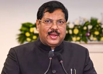 সুপ্রিম কোর্টে নজিরবিহীন ঘটনা! প্রধান বিচারপতিকে জুতো ছুড়ে মারলেন এক আইনজীবী