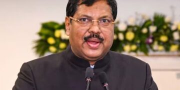 সুপ্রিম কোর্টে নজিরবিহীন ঘটনা! প্রধান বিচারপতিকে জুতো ছুড়ে মারলেন এক আইনজীবী