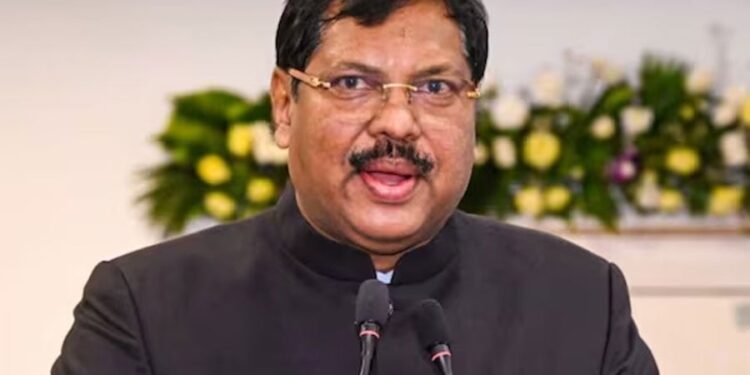 সুপ্রিম কোর্টে নজিরবিহীন ঘটনা! প্রধান বিচারপতিকে জুতো ছুড়ে মারলেন এক আইনজীবী