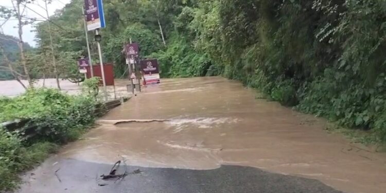 তমুল দুর্যোগ বিধ্বস্ত উত্তরবঙ্গ! বিচ্ছিন্ন সিকিম-কালিম্পং, বিপদসীমার ওপরে বহু নদী, দার্জিলিঙে ধসে মৃত ১৭! সোমবার উত্তরবঙ্গ যাচ্ছেন মুখ্যমন্ত্রী