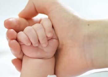 ভিড়ে ঠাসা হাওড়া স্টেশনেই ফুটফুটে শিশুর জন্ম দিলেন অণ্ডালের তরুণী