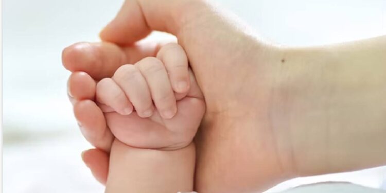 ভিড়ে ঠাসা হাওড়া স্টেশনেই ফুটফুটে শিশুর জন্ম দিলেন অণ্ডালের তরুণী