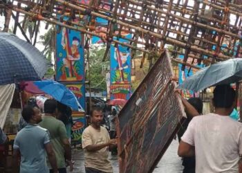 দুর্ঘটনা এড়াতে সব বড় তোরণ খুলে ফেলার সিদ্ধান্ত