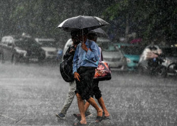 মা দুর্গার বিদায়ের দিনে কলকাতায় প্রবল বর্ষণ, দুর্যোগ চলবে শুক্রবারেও, জারি কমলা সতর্কতা