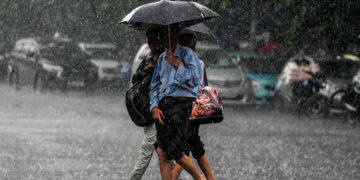 মা দুর্গার বিদায়ের দিনে কলকাতায় প্রবল বর্ষণ, দুর্যোগ চলবে শুক্রবারেও, জারি কমলা সতর্কতা