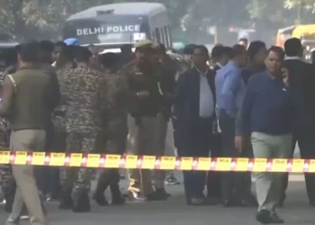 দিল্লির আদালত ভবন, দুটি স্কুলে বোমা হামলার হুমকি