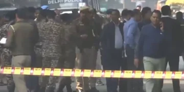 দিল্লির আদালত ভবন, দুটি স্কুলে বোমা হামলার হুমকি