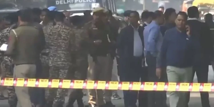 দিল্লির আদালত ভবন, দুটি স্কুলে বোমা হামলার হুমকি