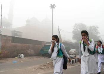 বায়ু দূষণ সংকট আরও তীব্র হওয়ায় দিল্লির স্কুলগুলিতে পঞ্চম শ্রেণী পর্যন্ত হাইব্রিড মোড